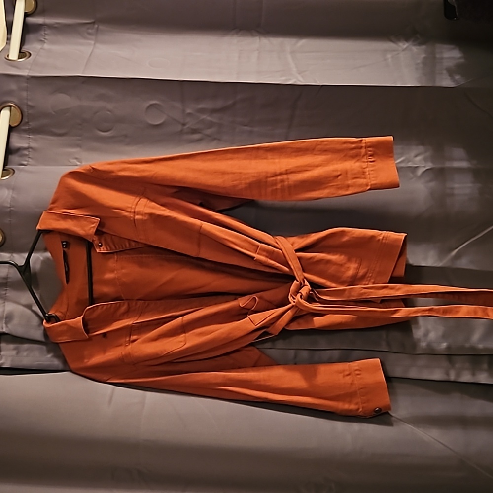 Vero Moda light weight belted jacket. Snap closure with pockets.